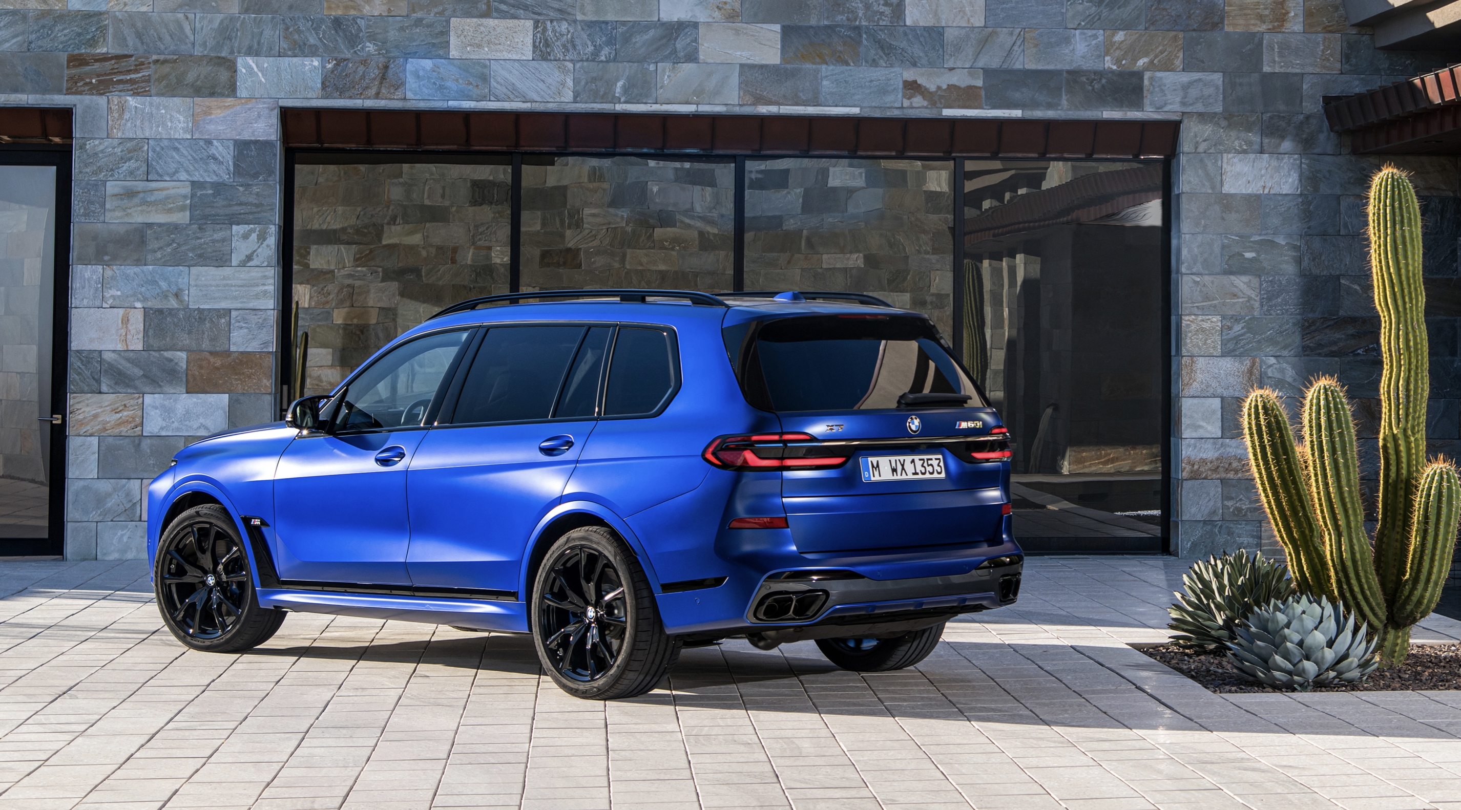 BMW X7 M60i xDrive | nový facelift | novinka 2022 | V8 biturbo 530 koní | maximální výbava | luxusní sportovní velké SUV | první objednávky online | první auta ve výrobě | auto eshop | AUTOiBUY.com